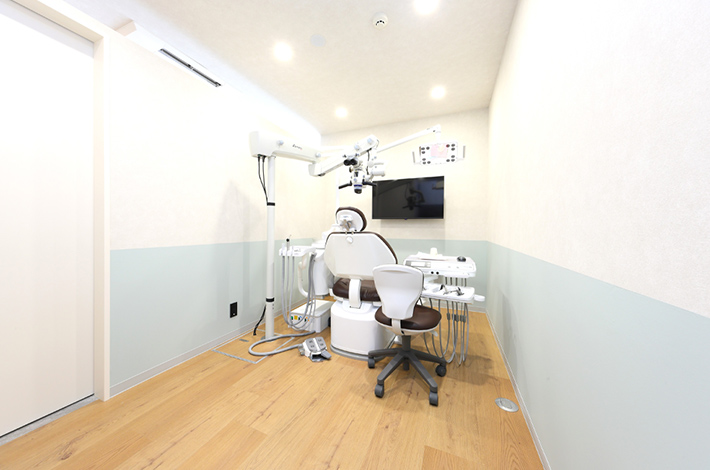 安全・清潔なオペ室で行うインプラント手術