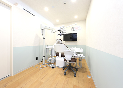 安全・清潔なオペ室で行うインプラント手術